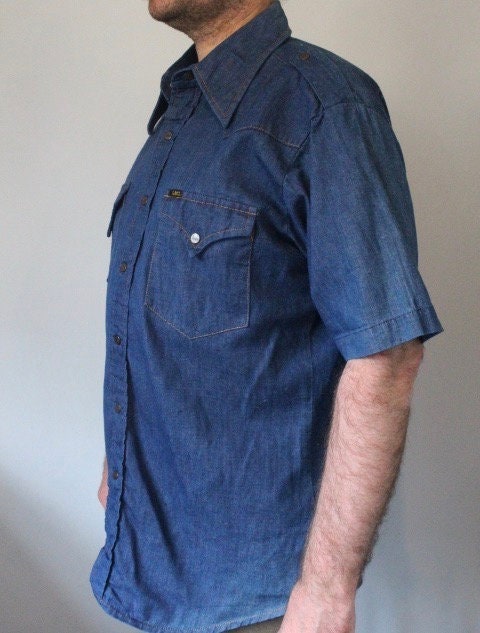 LEE 70s vintage short sleeve mens shirt. Blue denim western design with yolked pockets and back, epaulettes and brass popper buttons. NOS