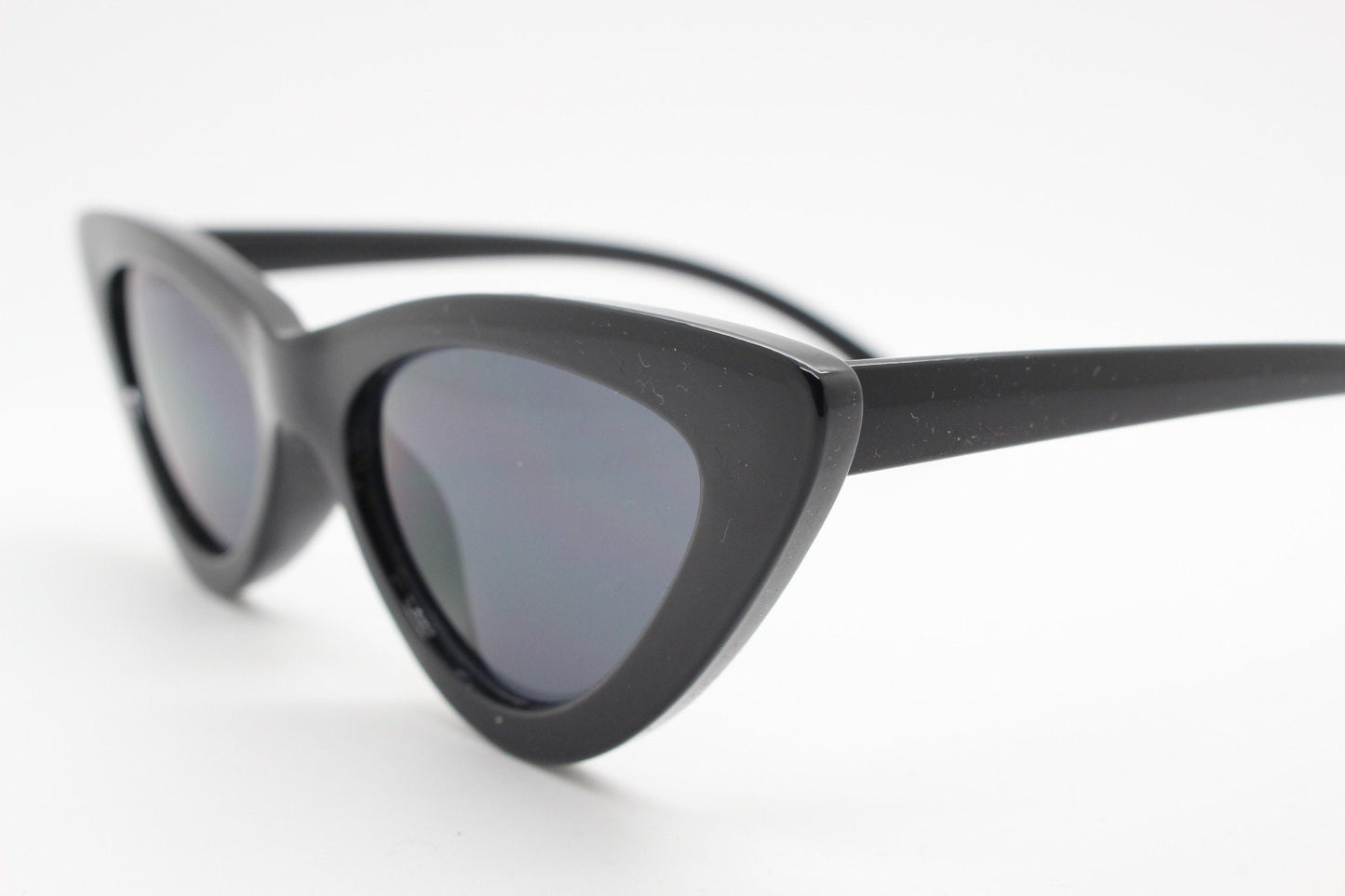 Vintage 90s pointed cat eye sunglasses. Womens 50s style black frame cat eye with dark lenses. Rockabilly pin up cats eye. BNWT