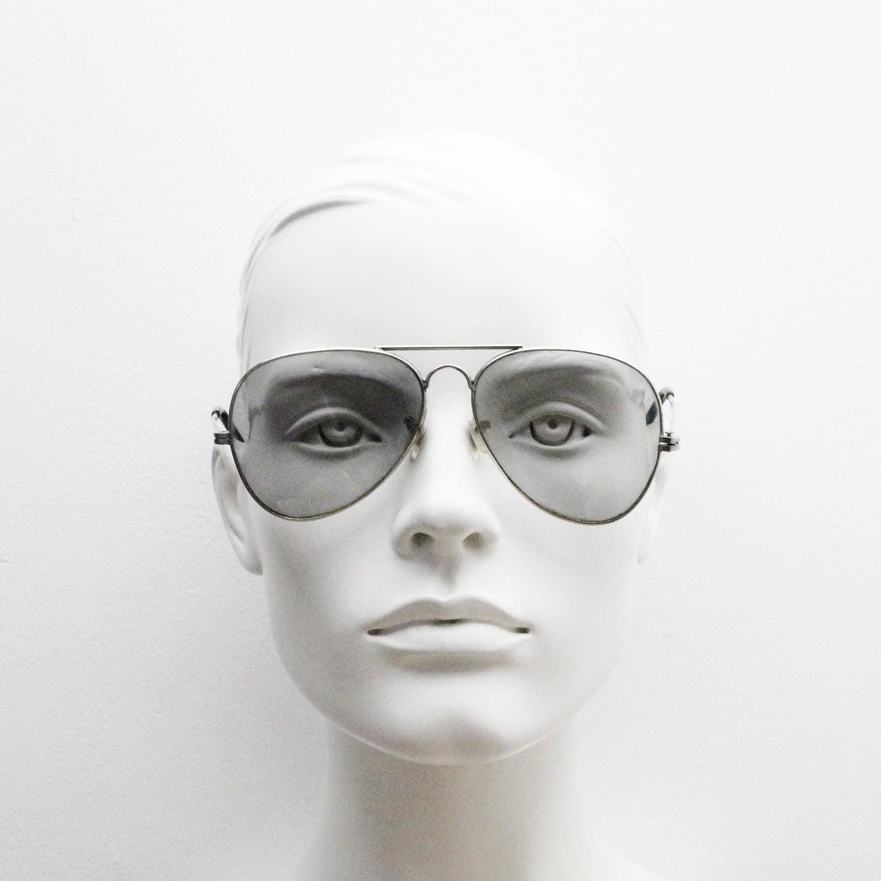 70s vintage aviator sunglasses. Optimal shape classic pilot aviators in a silver metal frame with light tone real glass lenses. Teardrop,