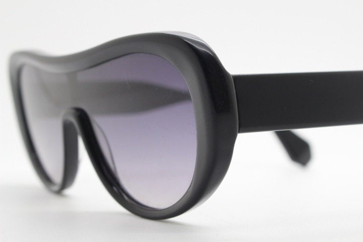 Gigi Barcelona vintage acetate aviator sunglasses model Stef. 70s racing design visor in thickened black frame with smoky mono lens. Mask