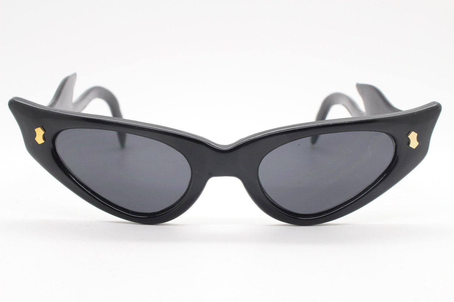 80s vintage pointed cat eye sunglasses with mind blowing flamed arms in a black slender frame. Womens 50s style rockabilly pin up. BNWT NOS