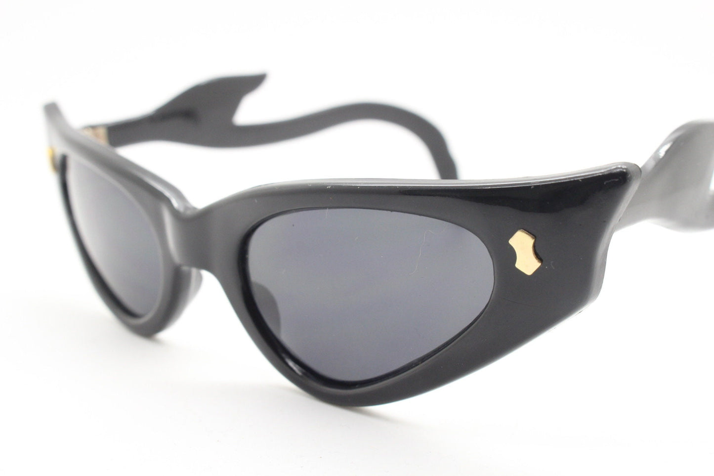 80s vintage pointed cat eye sunglasses with mind blowing flamed arms in a black slender frame. Womens 50s style rockabilly pin up. BNWT NOS