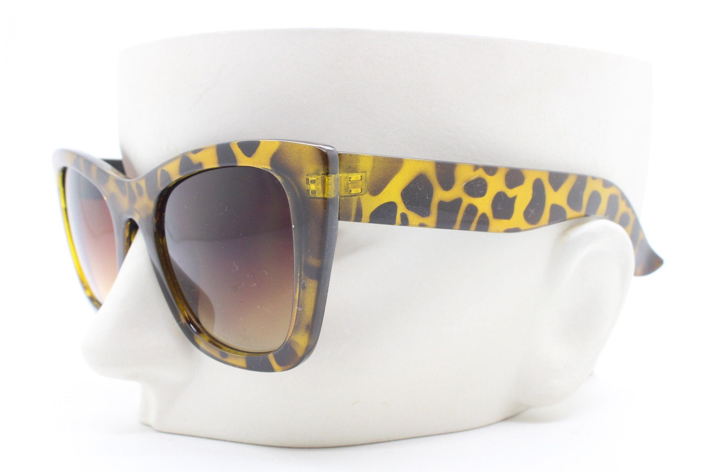 Vintage Y2K pointed cat eye sunglasses. Womens sharp angled cat eye with radiant tortoise frame. 50s rockabilly, pin up. 2000s NOS cateyes