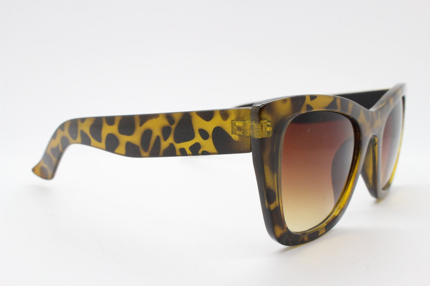 Vintage Y2K pointed cat eye sunglasses. Womens sharp angled cat eye with radiant tortoise frame. 50s rockabilly, pin up. 2000s NOS cateyes
