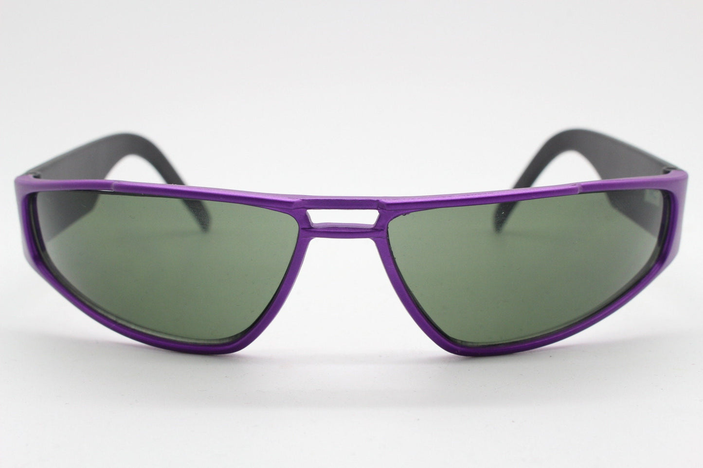 90s vintage sporty sunglasses. Aerodynamic shield style wrap around frame in metallic purple and black matt finish. Unused Y2K NOS. 2000s