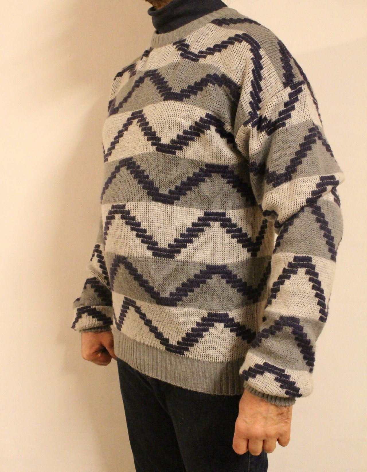 90s vintage abstract zig zag pattern jumper. Mens round neck sweater in grey, white and blue. Size L pullover