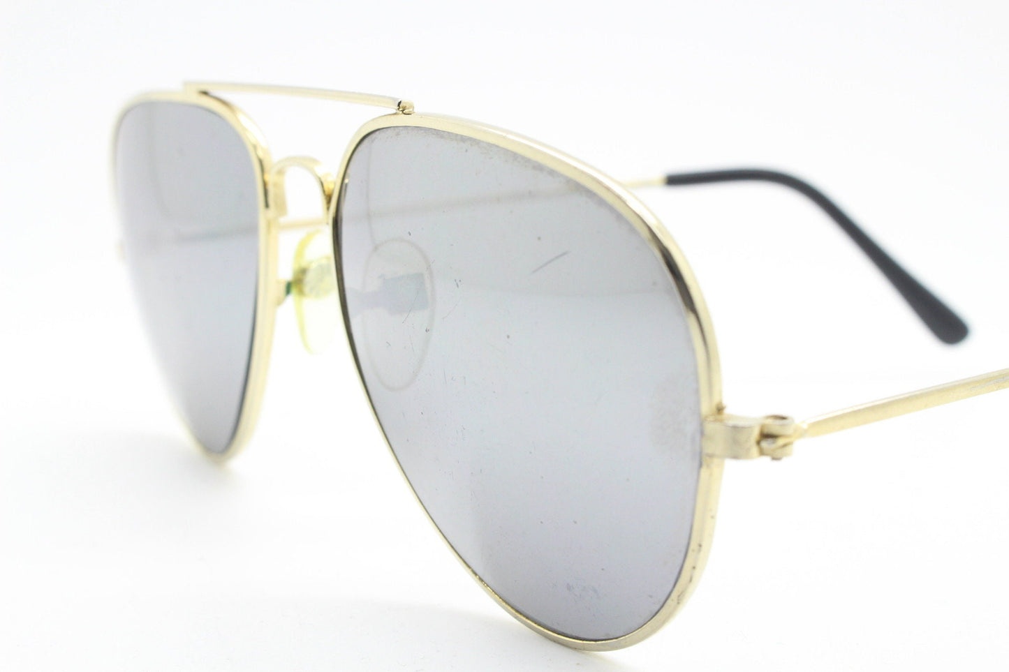 80s vintage aviator sunglasses. Optimal shape classic pilot aviators in a gold metal frame with silver mirror lenses. Teardrop, NOS