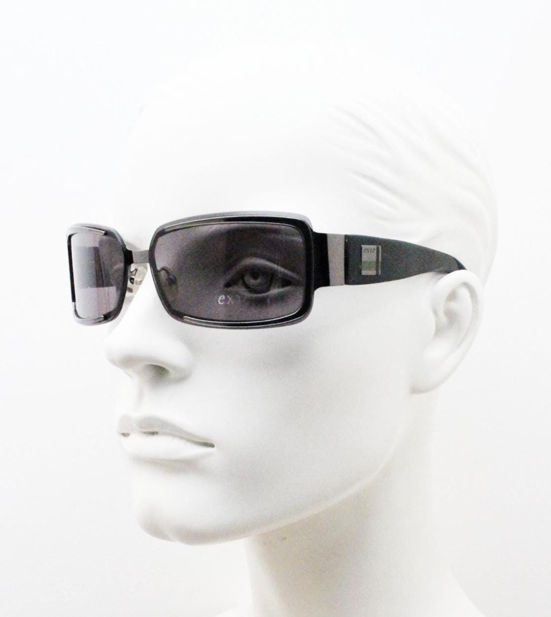 Exte wrap around 90s vintage sunglasses made in Italy. Grey metal front with black acetate arms and curved lenses in neat proportions. BNWT