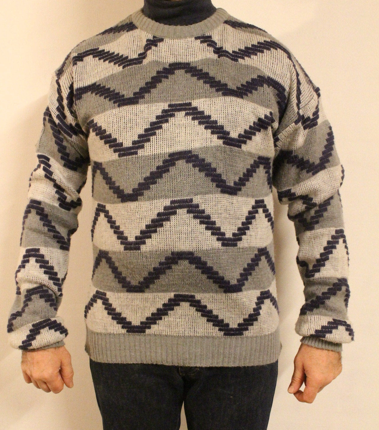 90s vintage abstract zig zag pattern jumper. Mens round neck sweater in grey, white and blue. Size L pullover