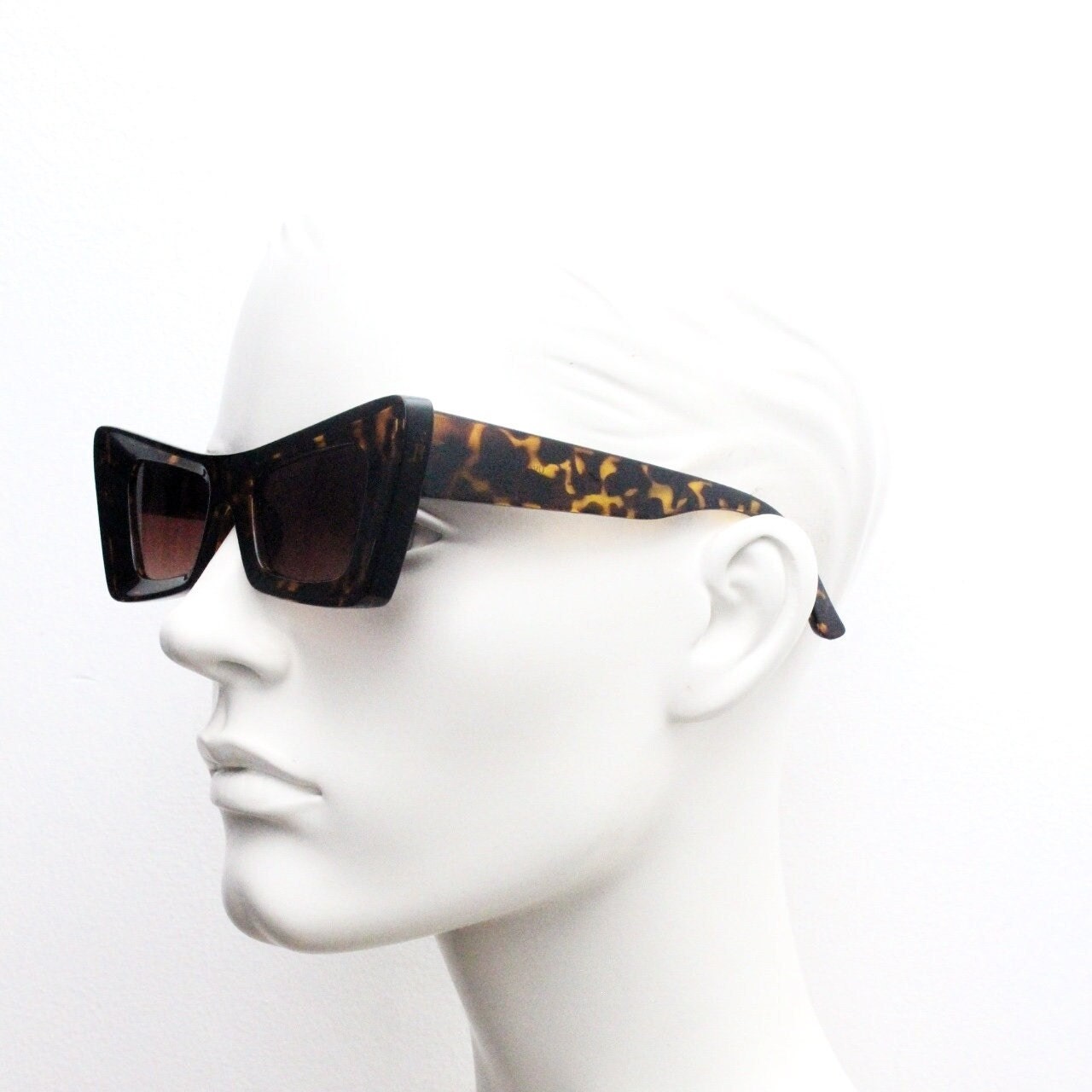 Y2K vintage dynamic winged cat eye sunglasses. Women's tortoise thick concave angled frame with graduating lenses. 2000s BNWT