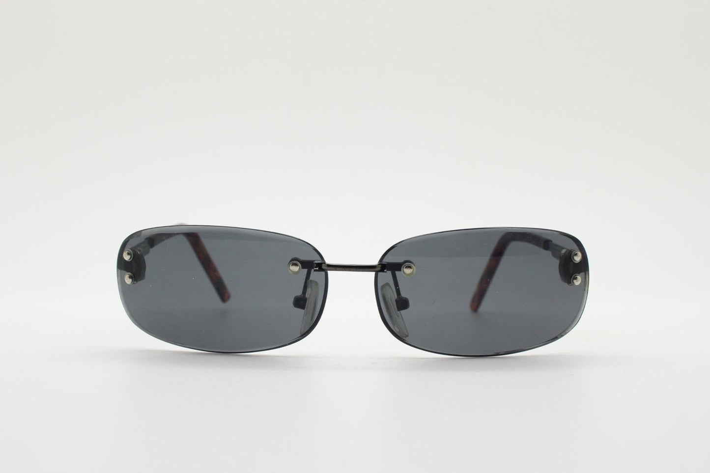 90s vintage minimal frameless sunglasses. Black rectangular lens with gunmetal grey trim and tortoise arms. Simple and effective design. NOS