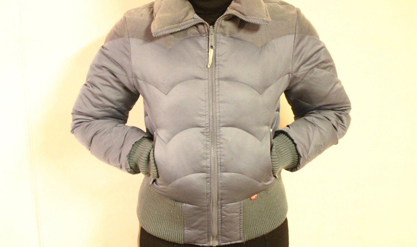 Levis fitted feather and down bomber jacket. Women's high collar zipper with ribbed cuffs and waist, corduroy shoulders and yolked quilting