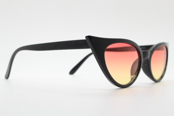 Y2K vintage pointed cat eye sunglasses. Womens black slender 50s design frame with pink to yellow ombre lenses. Rockabilly bad girl pin up