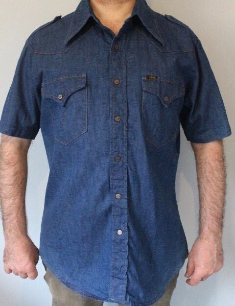 LEE 70s vintage short sleeve mens shirt. Blue denim western design with yolked pockets and back, epaulettes and brass popper buttons. NOS