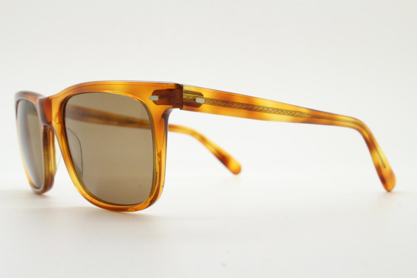 Uomo vintage 90s wayfarer design sunglasses made in Italy. All time classic format in mottled amber frame with contrasting brown lenses. NOS