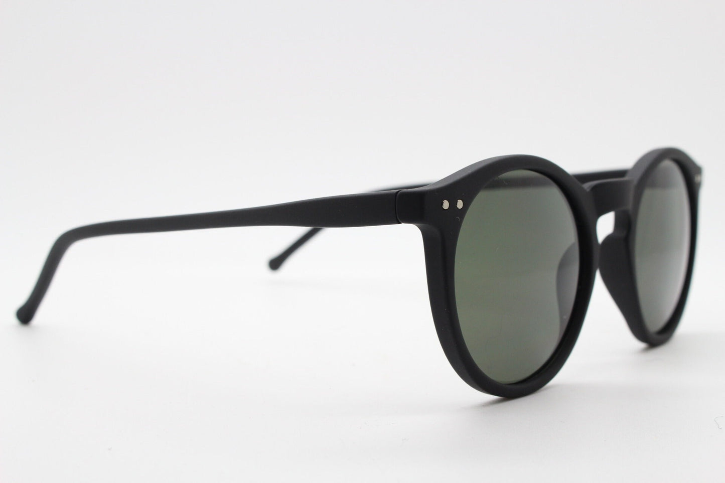 90s vintage round glasses. Classic 30s, 20s style black frame in a rubber finish with green lenses and keyhole bridge. O Malley