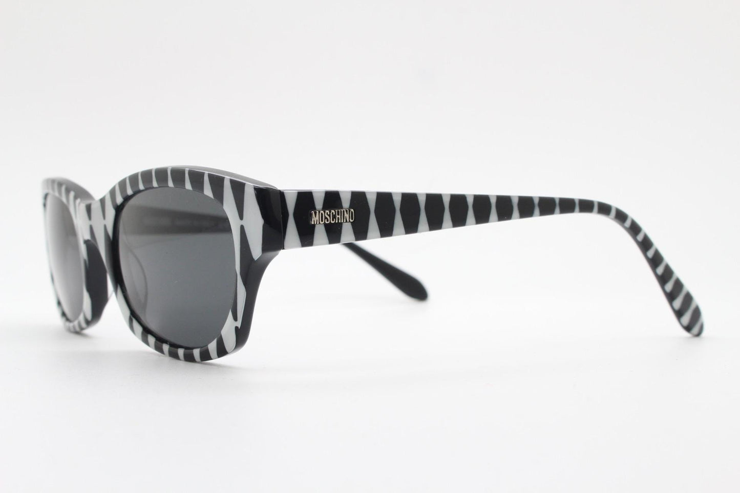 Moschino mind bending op art pattern cateye sunglasses made in Italy. Womens vintage monochrome acetate frame cat eye. 60s design. NOS