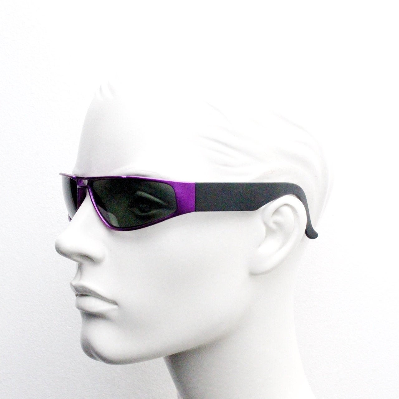 90s vintage sporty sunglasses. Aerodynamic shield style wrap around frame in metallic purple and black matt finish. Unused Y2K NOS. 2000s