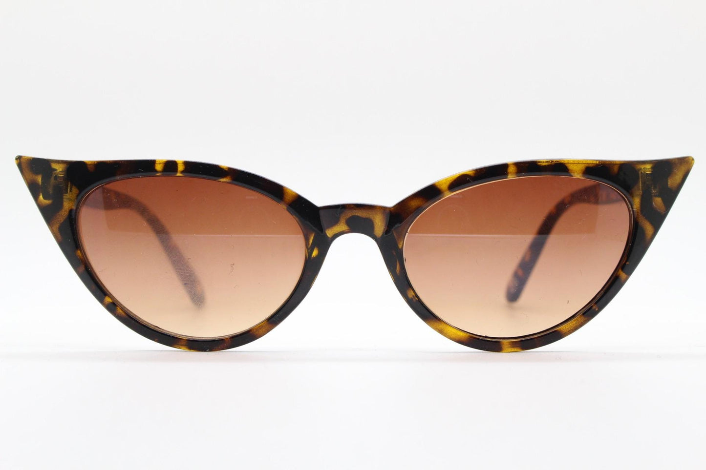 90s vintage pointed cat eye sunglasses. Tortoise slender frame with graduating brown lenses. Womens 50s design rockabilly, pin up