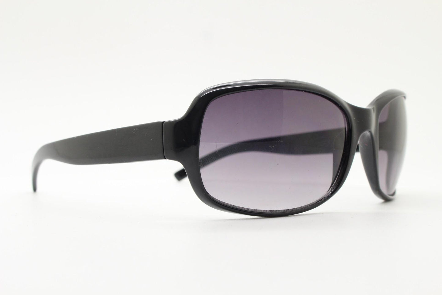 Y2K vintage curved wraparound sunglasses. Aerodynamic plain black gloss curved wrap frame. Minimal shield design. NOS