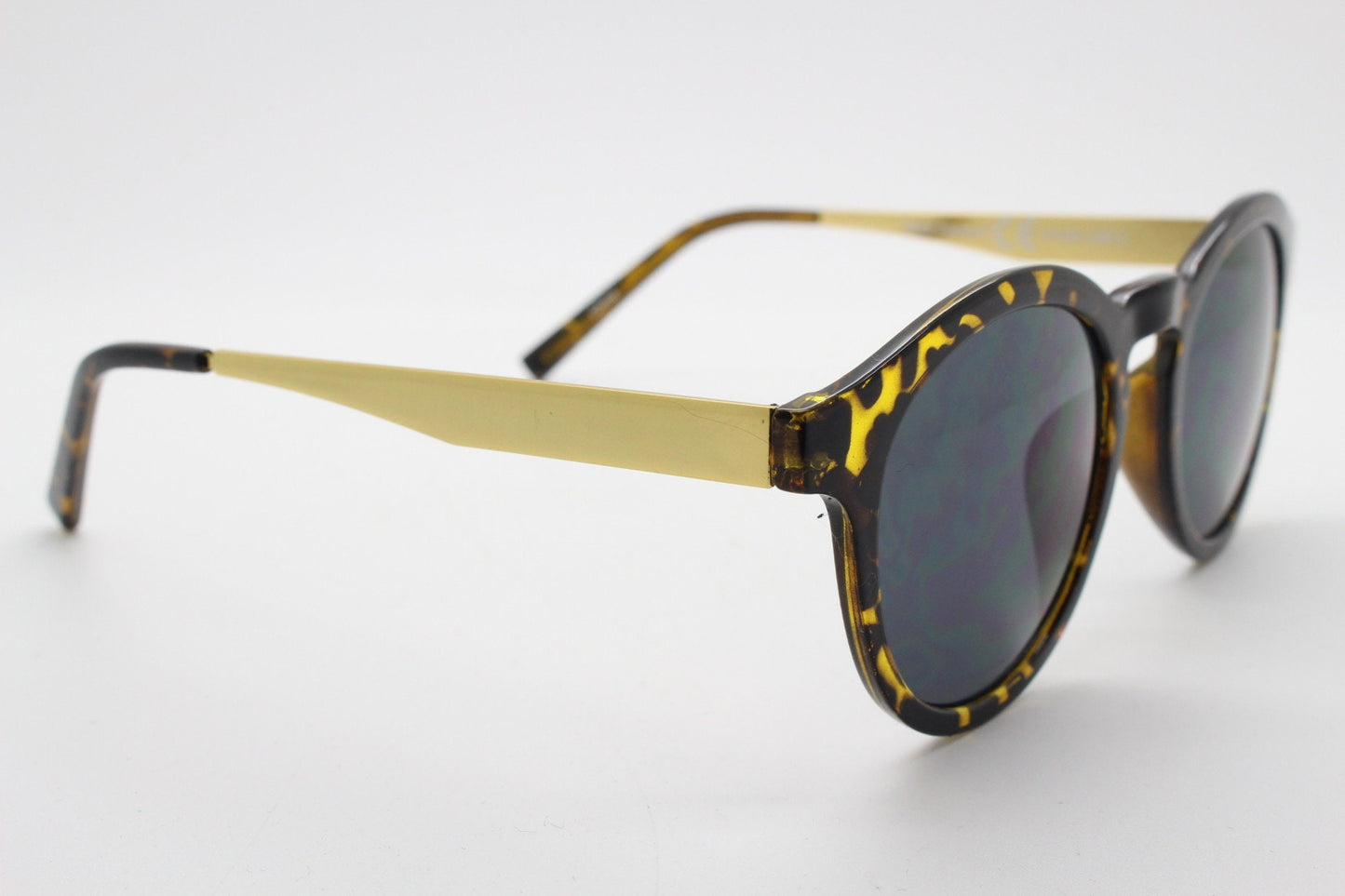 90s vintage round glasses. Tortoise 40s style frame with contrasting gold arms