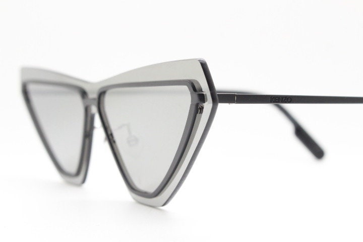 Kenzo flat screen triangular futuristic cat eye. Slight mirror glaze mono lens on black matt metal wire frame. NOS Cateye