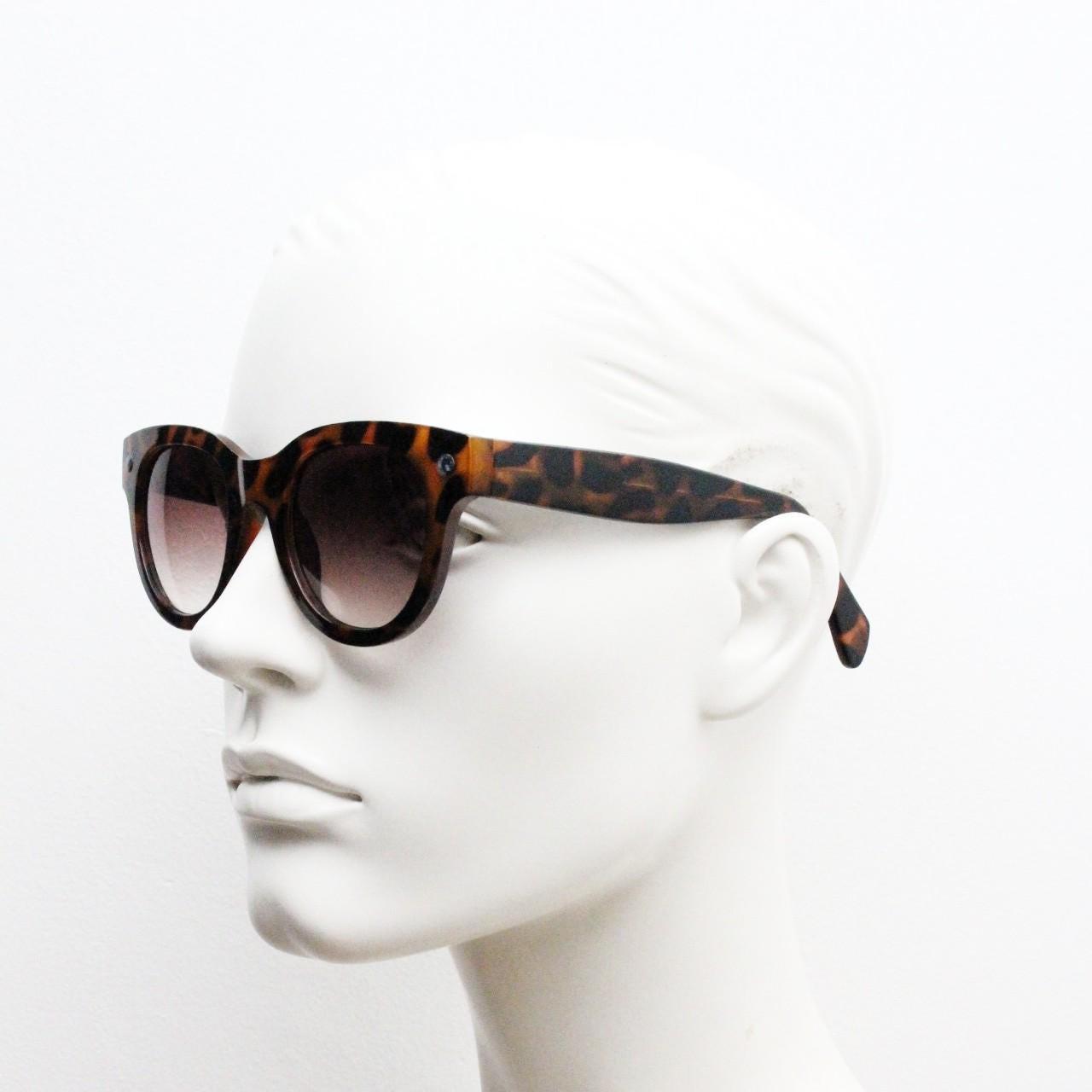Nine West Y2K round vintage sunglasses. Brown to beige transparent ombre fade acetate frame. Womens 2000s bug eye