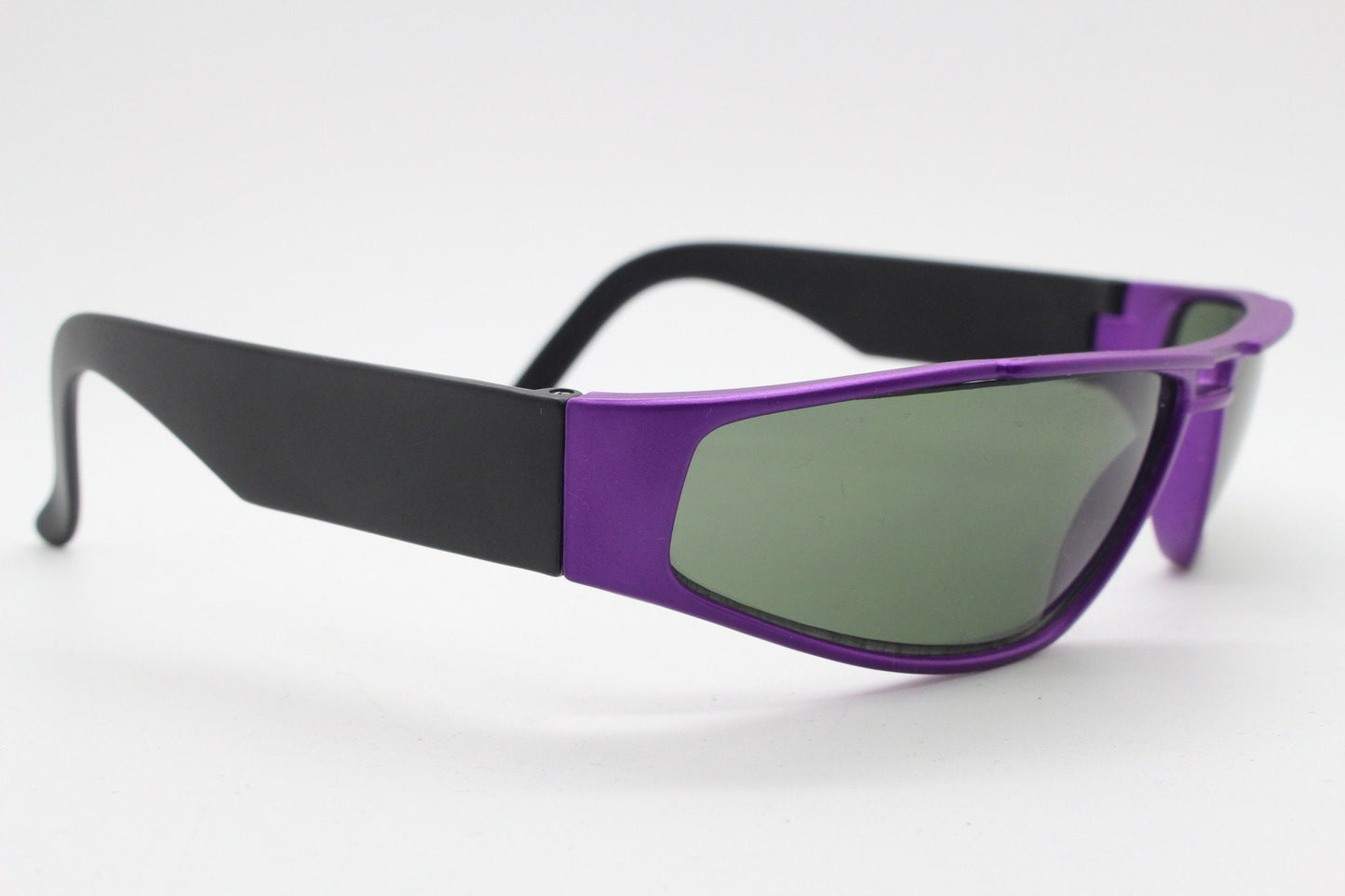 90s vintage sporty sunglasses. Aerodynamic shield style wrap around frame in metallic purple and black matt finish. Unused Y2K NOS. 2000s