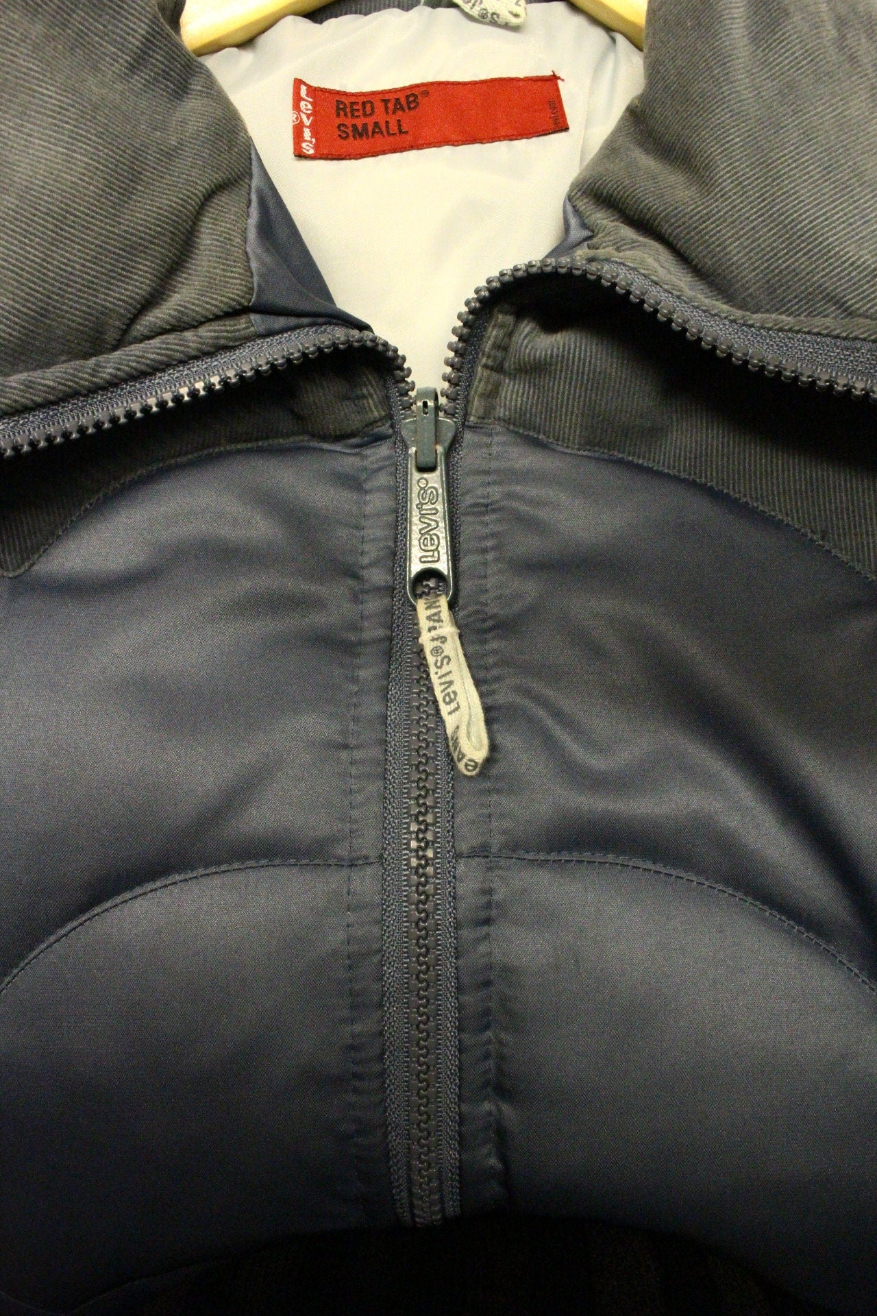 Levis fitted feather and down bomber jacket. Women's high collar zipper with ribbed cuffs and waist, corduroy shoulders and yolked quilting