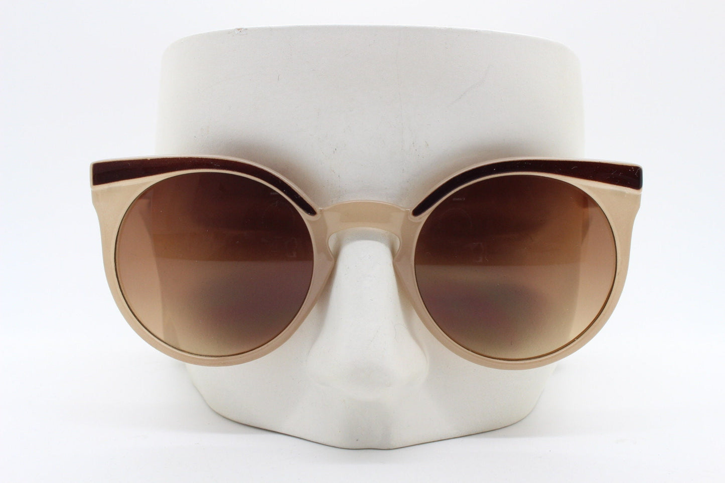 Vintage 80s flat top cat eye sunglasses. Womens beige cateye with dark brown brow and graduating lenses. BNWT catseye