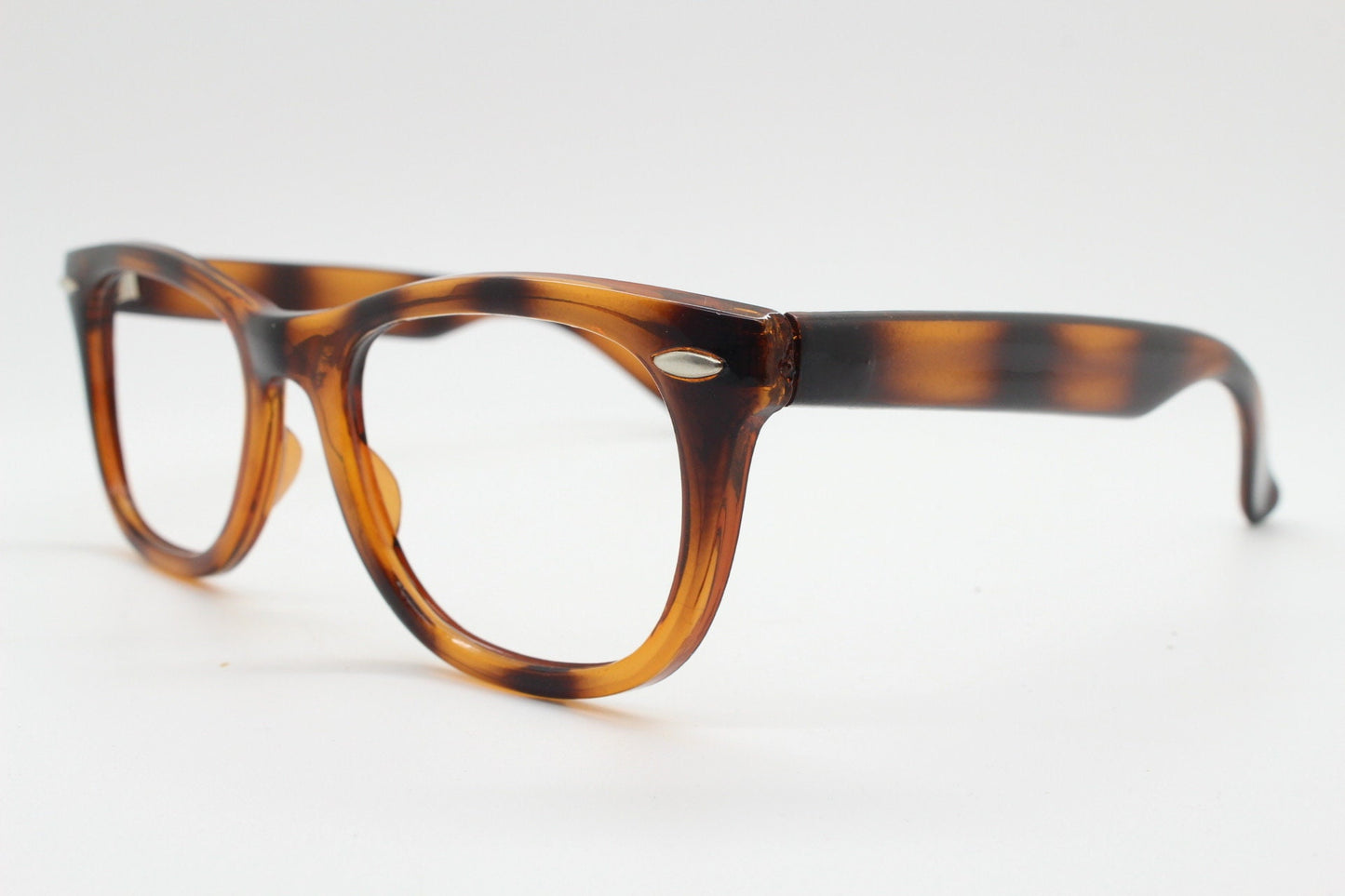 80s vintage wayfarer design glasses. All time classic optical frames in bumblebee colours. 40s 60s style prescription eyeglasses. Spectacles