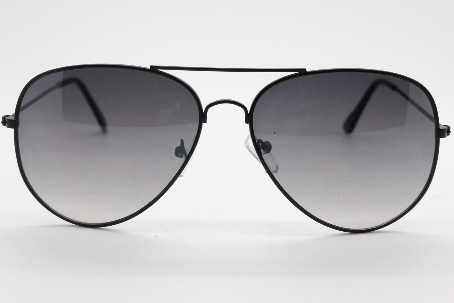 Y2K vintage aviator sunglasses. Optimal shape classic pilot aviators in black metal frame with graduating lenses. Teardrop, NOS