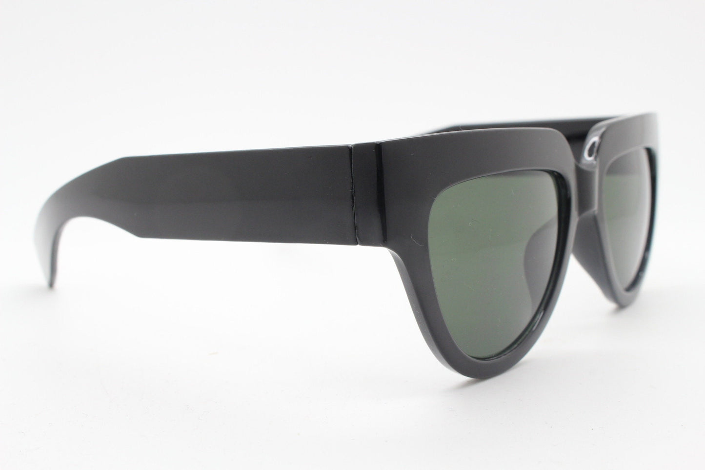 Vintage Y2K pointed cat eye sunglasses. Womens solid black 60s style flat brow cateye frame. Rockabilly. NOS catseye