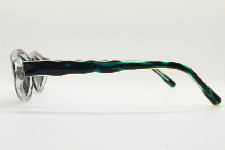 Francois Pinton Paris 90s vintage cat eye sunglasses made in France. Exaggerated cateye in green and brown acetate with waved arms. NOS