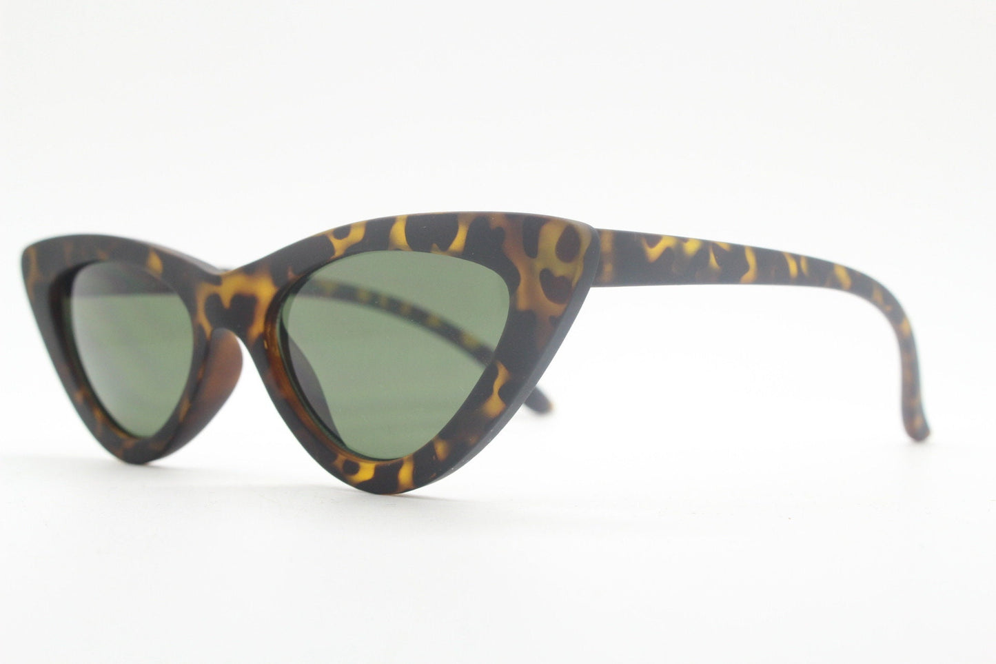 Vintage Y2K pointed cat eye sunglasses. Womens stylised tortoise cat eye frame in a rubber finish. 2000s Rockabilly pin up cats eye. BNWT