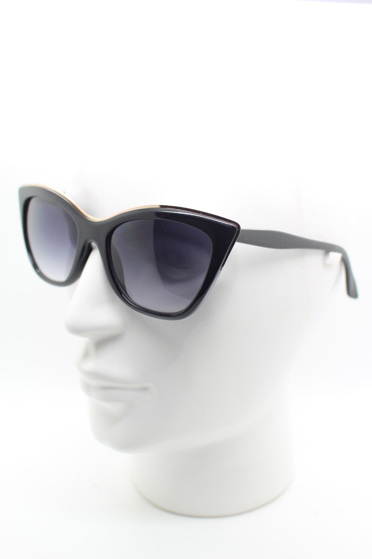 Y2K vintage cat eye sunglasses. Bold black frame with sultry graduated lenses. Womens 50s style rockabilly pin up shades