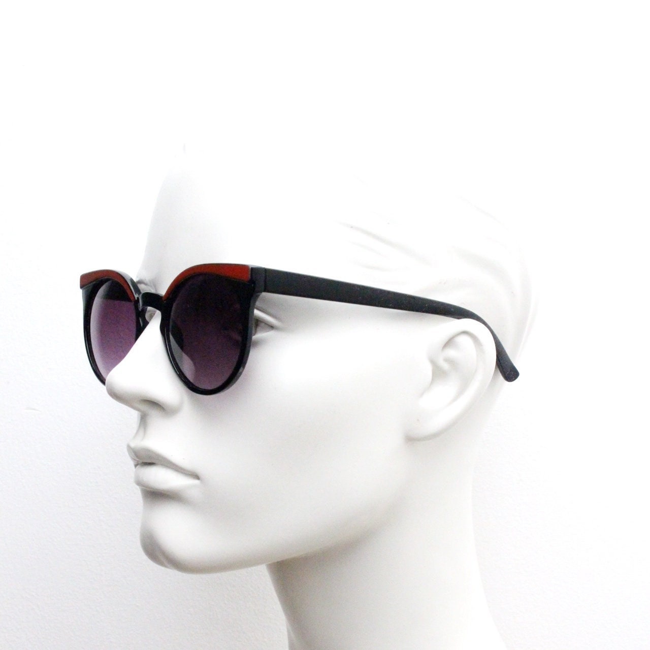 Vintage 80s flat top cat eye sunglasses. Womens black cateye with red brow and graduating smoky lenses. Rockabilly pin up. NOS catseye