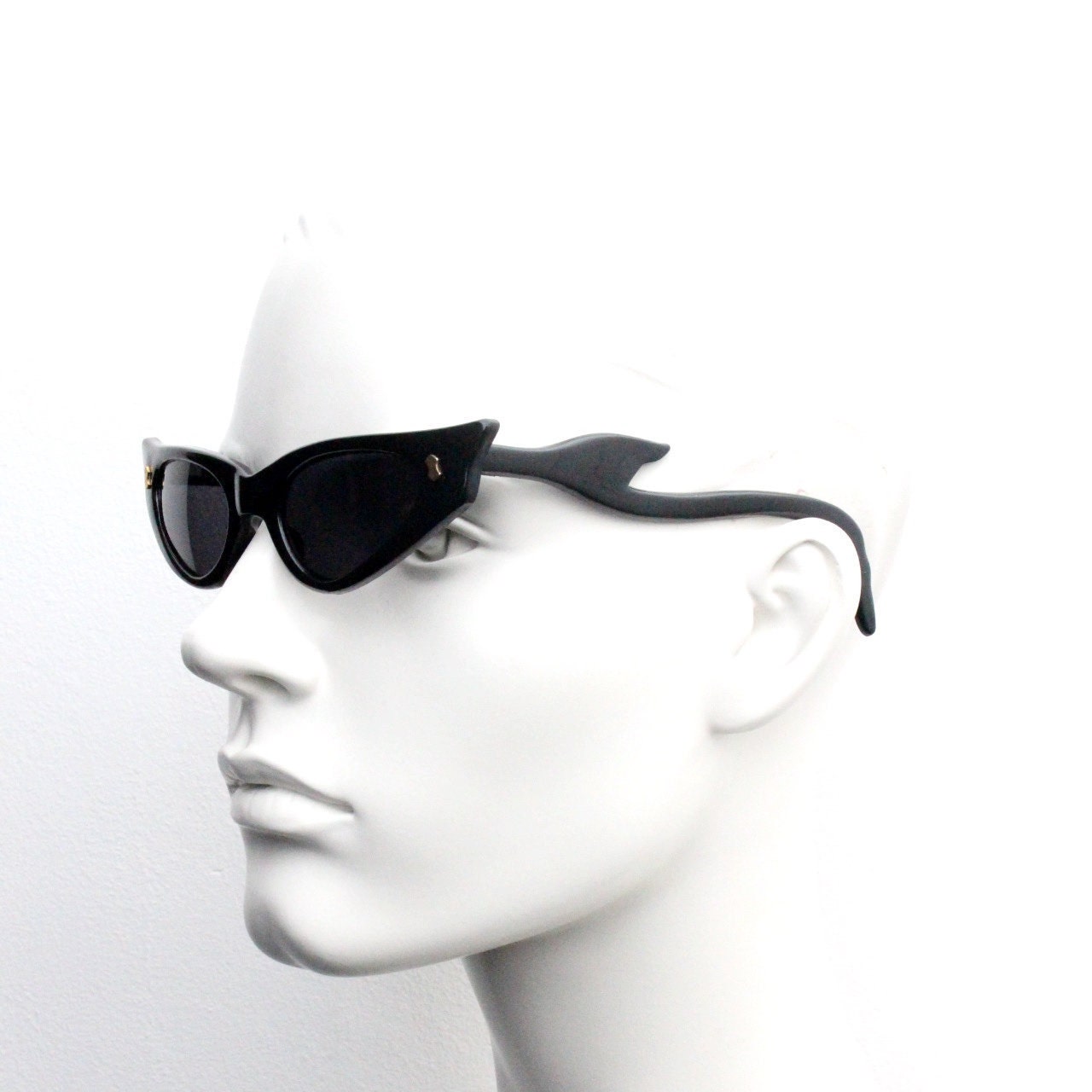 80s vintage pointed cat eye sunglasses with mind blowing flamed arms in a black slender frame. Womens 50s style rockabilly pin up. BNWT NOS