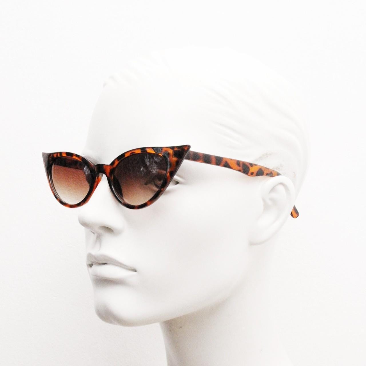 90s vintage pointed cat eye sunglasses. Tortoise slender frame with graduating brown lenses. Womens 50s design rockabilly, pin up