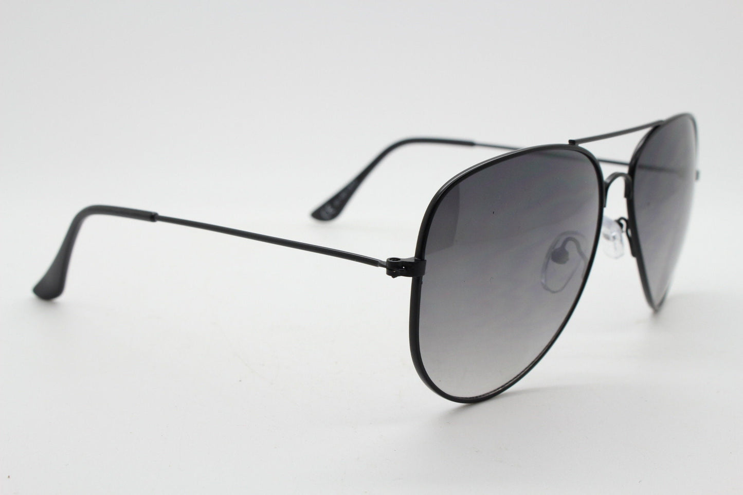 Y2K vintage aviator sunglasses. Optimal shape classic pilot aviators in black metal frame with graduating lenses. Teardrop, NOS