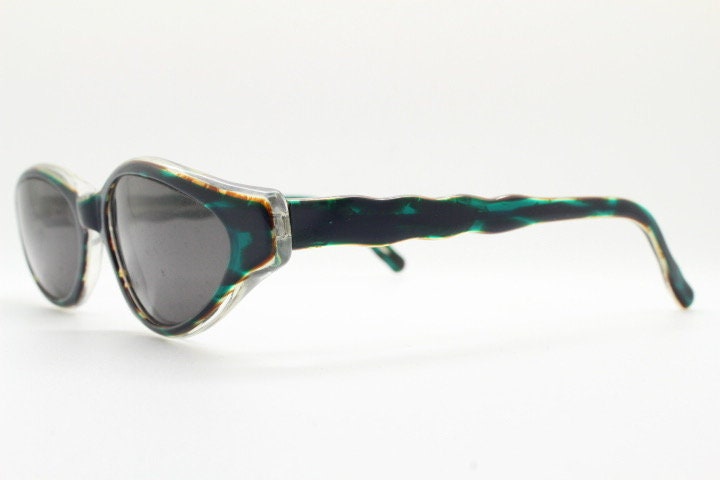 Francois Pinton Paris 90s vintage cat eye sunglasses made in France. Exaggerated cateye in green and brown acetate with waved arms. NOS