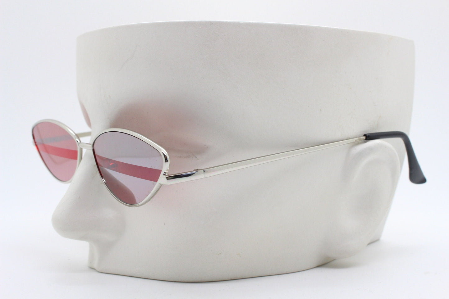 y2k vintage low profile cat eye sunglasses. Women's minimal metal pointed cateye frame with mirror and red candy stripe lenses, BNWT