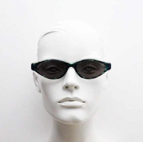 Francois Pinton Paris 90s vintage cat eye sunglasses made in France. Exaggerated cateye in green and brown acetate with waved arms. NOS