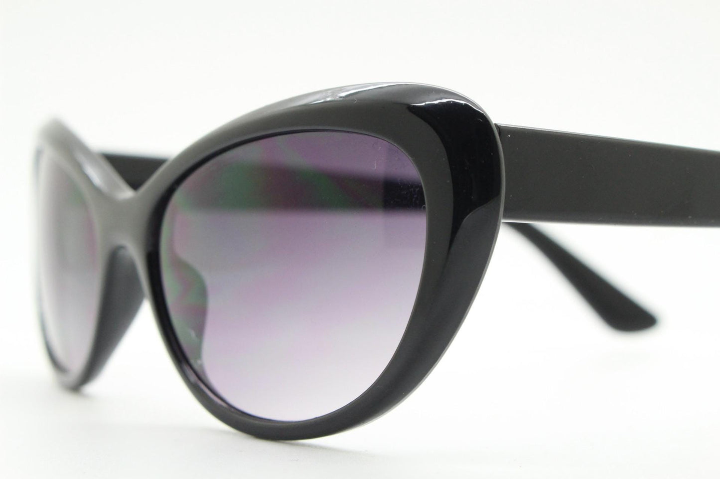 Vintage 80s oval cat eye sunglasses. Womens all black cat eye frame with gradient lenses. 50s style rockabilly. pin up. NOS catseye
