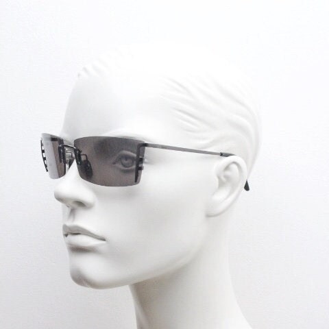 Y2K vintage wraparound sunglasses. Dynamic frameless shield design in gunmetal grey with slight mirror glaze rectangular lenses. 2000's NOS