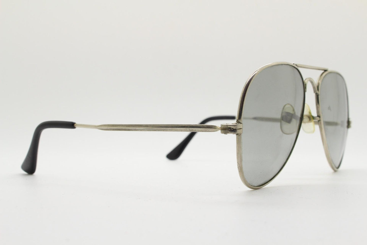 70s vintage aviator sunglasses. Optimal shape classic pilot aviators in a silver metal frame with light tone real glass lenses. Teardrop,