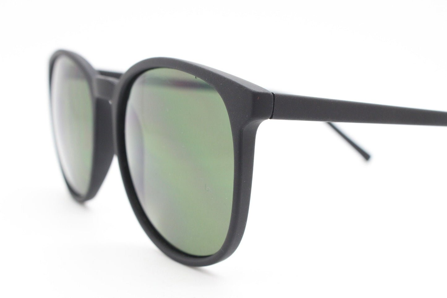 90s vintage round sunglasses. Slim frame in a rubber finish with dark green lenses. BNWT