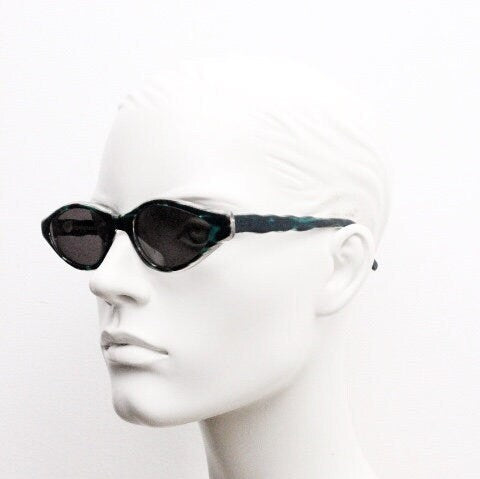 Francois Pinton Paris 90s vintage cat eye sunglasses made in France. Exaggerated cateye in green and brown acetate with waved arms. NOS