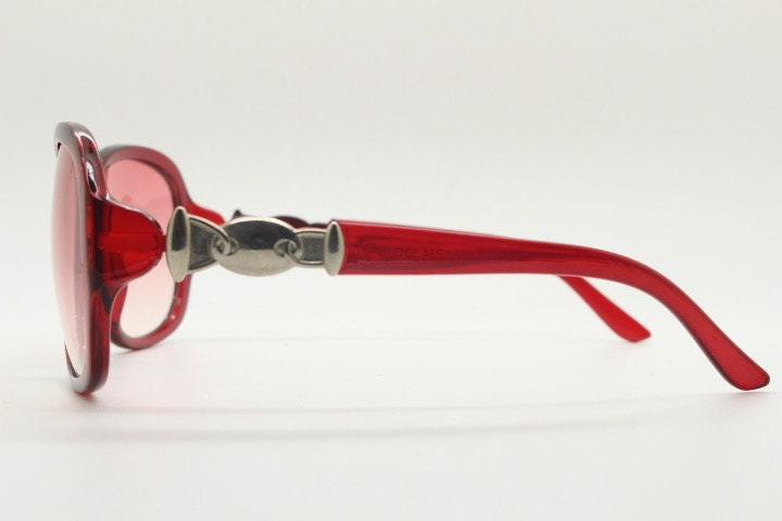 Y2k vintage big bug eye sunglasses. Womens transparent red oversized frame with fabulous pink graduating lenses and metal arm crest. 2000s