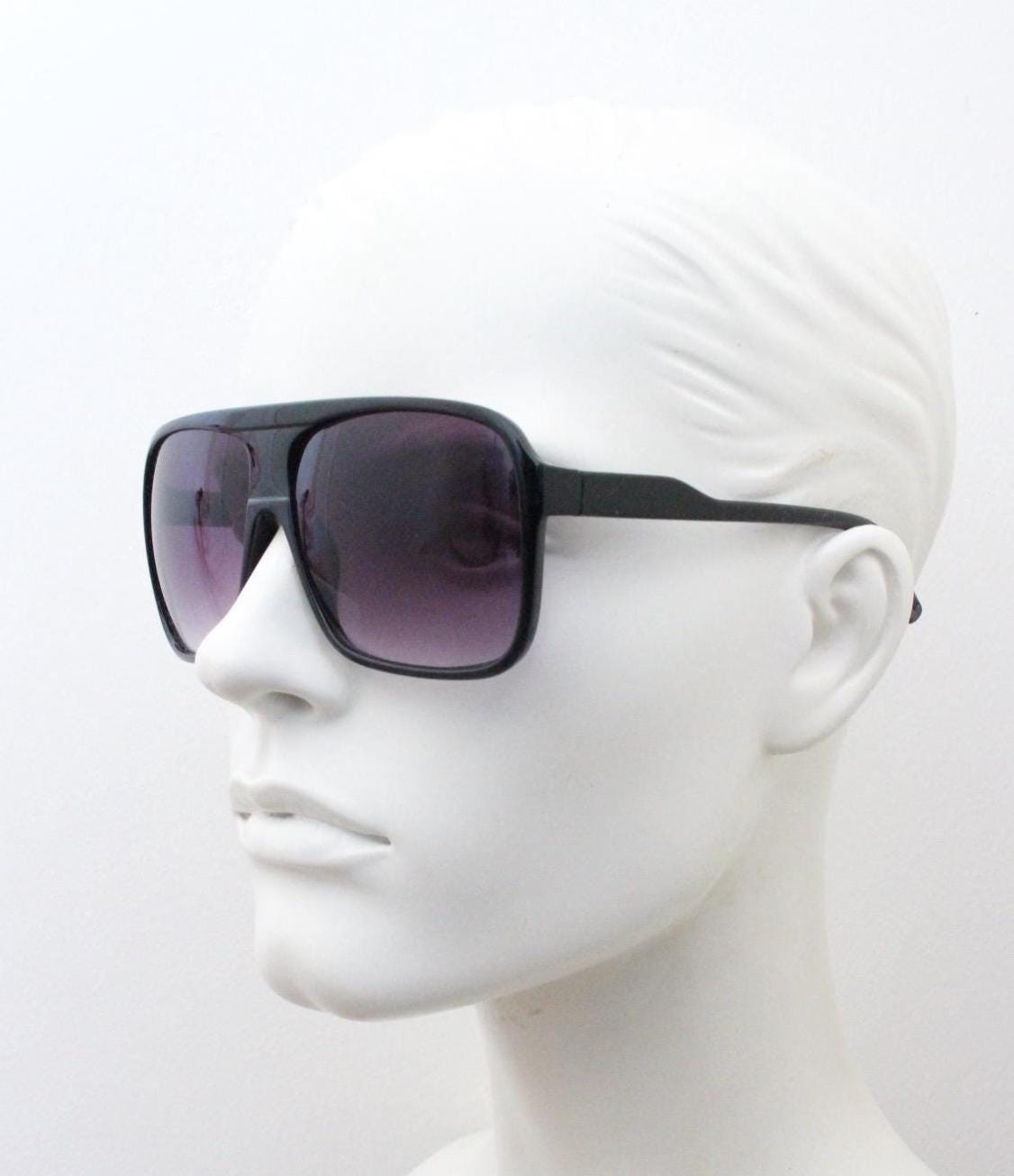 Y2K vintage square aviator sunglasses. Classic 70s design thick framed aviators in black gloss with graduating lenses. NOS